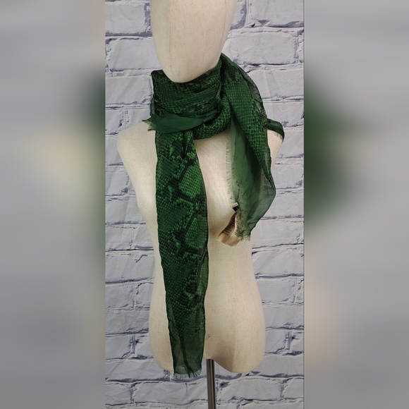 Burberry Women's Scarf Green Reptile Snakeskin 100% Silk Italy 70" x 40" - Picture 6 of 16